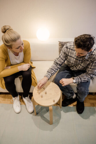 Menschen sitzen entspannt in einem Beratungsgespräch, systemische Paartherapie